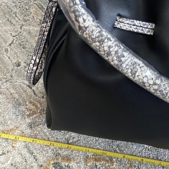 Badgley Mischka Black and Snake Skin Shoulder/Crossbody Bag with ID Wallet - Picture 8 of 11